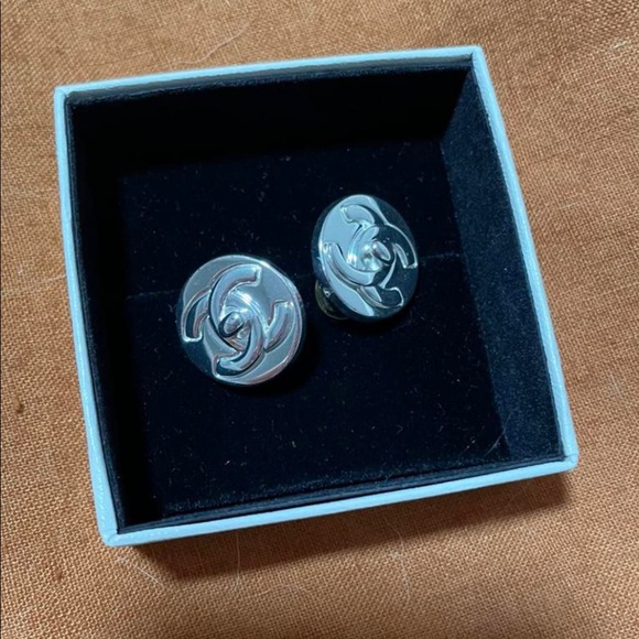 💠💠💠Chanel clip on earrings 3/4” - Picture 1 of 5